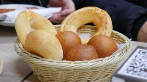 Buñuelos acompañados con pandequeso