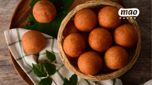 buñuelos dorados en un plato listos para comer