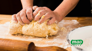 amasando masa para empanadas MAO