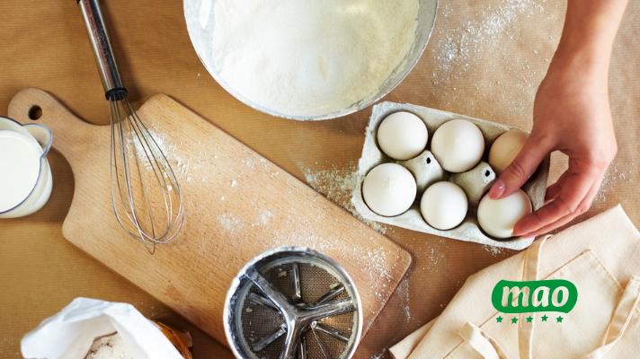 manos de mujer preparando buñuelos rellenos con mezclas listas para preparar buñuelos Mao