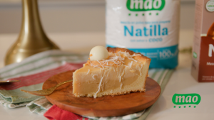 Tarta de Natilla de Coco y Arequipe sobre la mesa